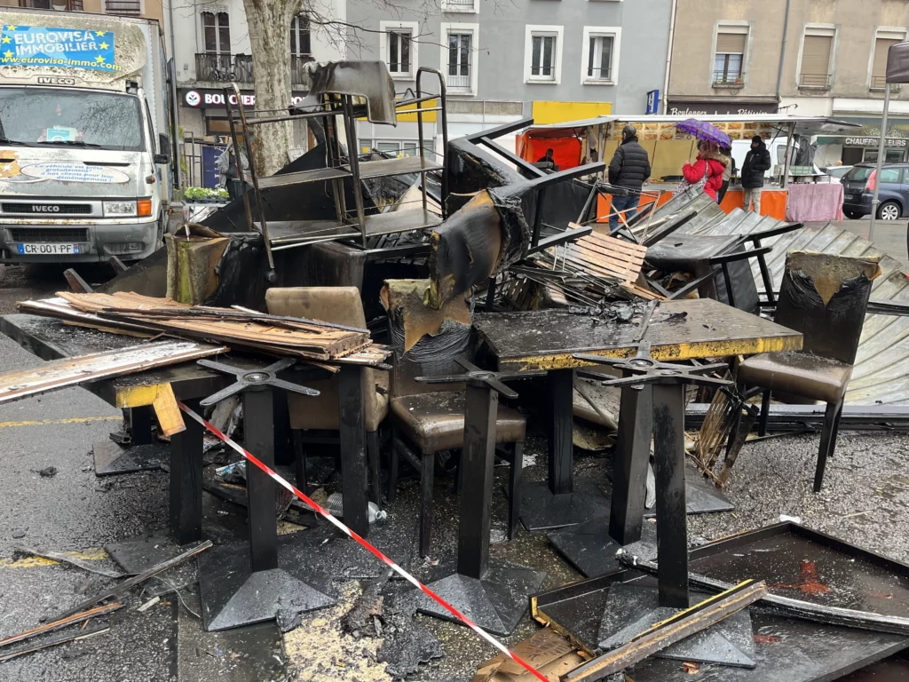 mobilier d'un restaurant incendié place saint-bruno à Grenoble
