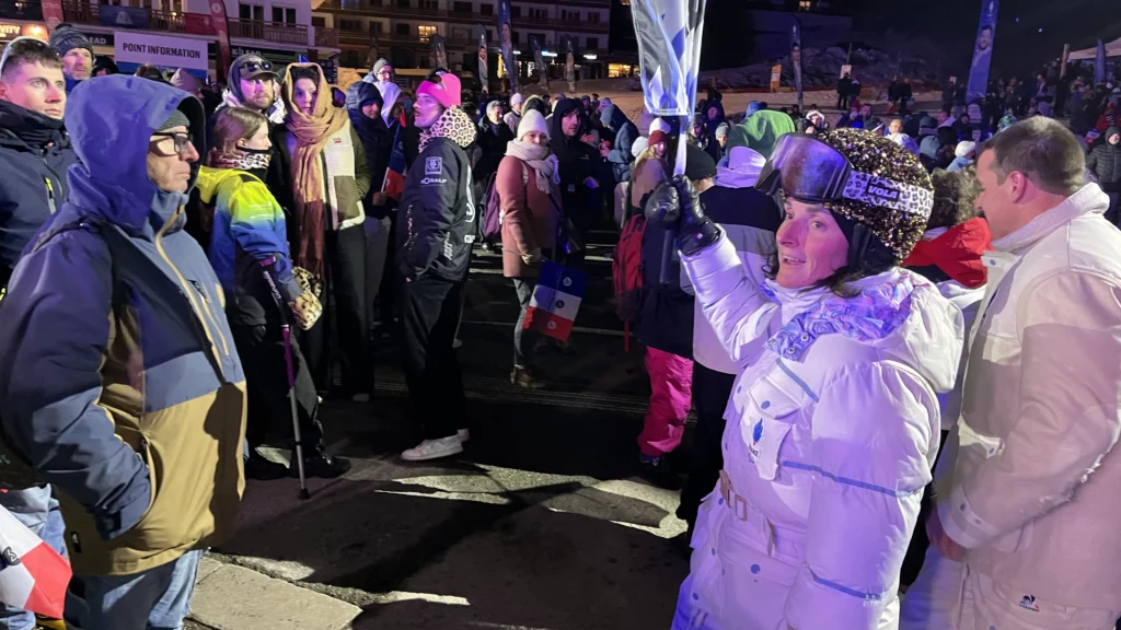 Marie Bochet, légende des Jeux paralympiques d'hiver, portant la flamme des Bleus