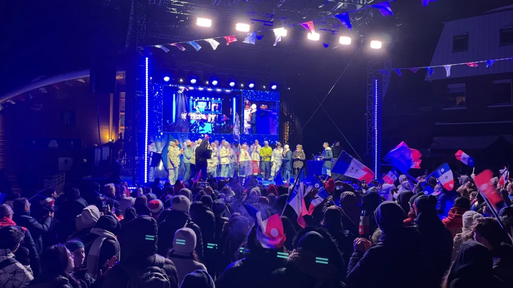 Les athlètes paralympiques de retour de Milano-Cortina, célébrés par le public à Chamrousse