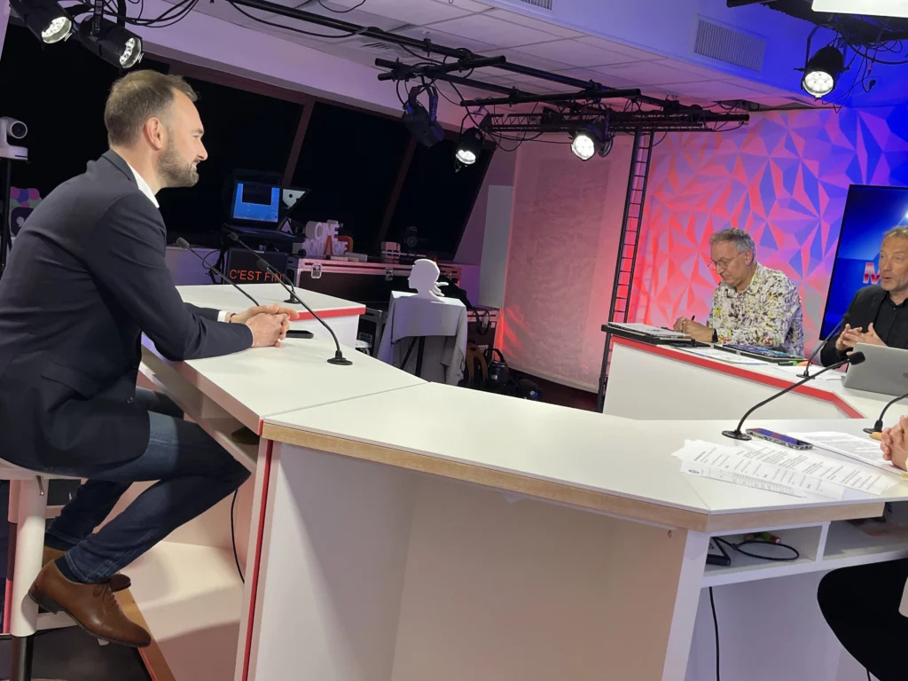 le candidat romain gentil sur le plateau de TG+