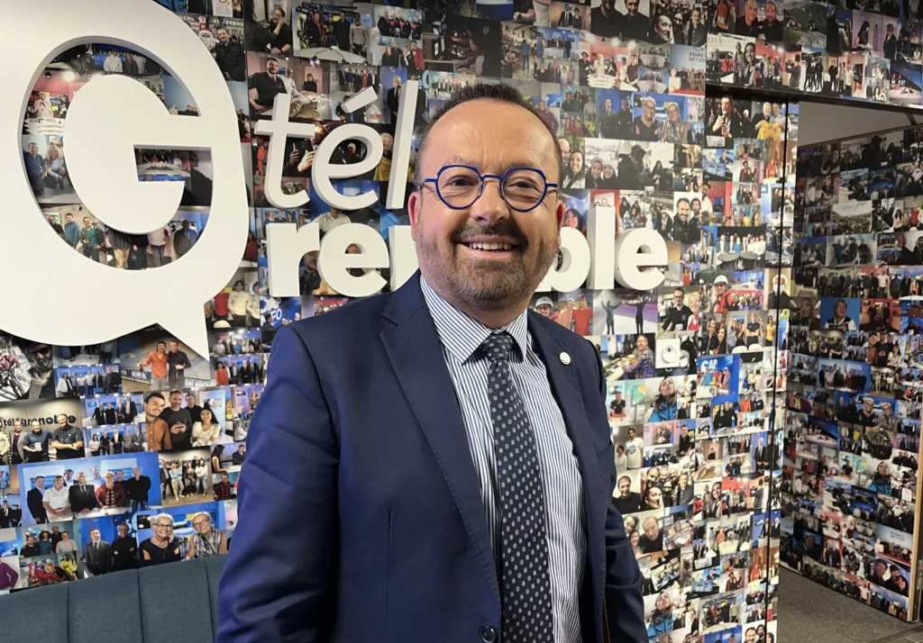 Yannick Neuder, député de l'Isère et ancien ministre de la santé, devant le mur de télégrenoble