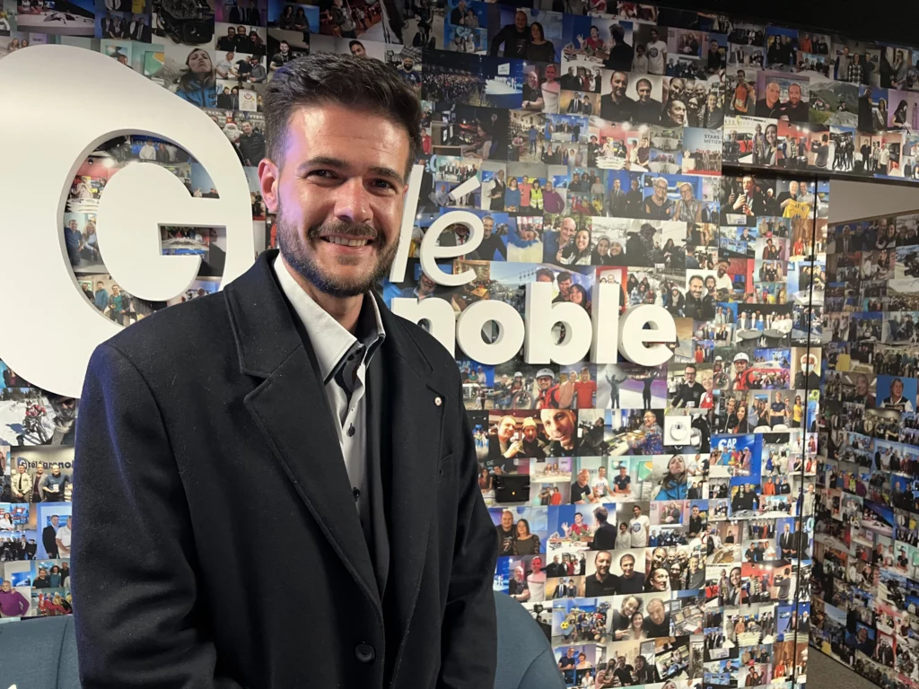 Loïc Marissal, nouveau maire de Domène, devant le mur d'entrée de Télégrenoble