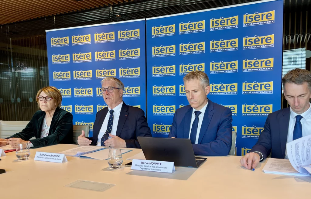 Conférence de presse du président du Département de l'Isère Jean-Pierre Barbier avec la vice-présidente Martine Kohly et du Directeur général des services du Département
