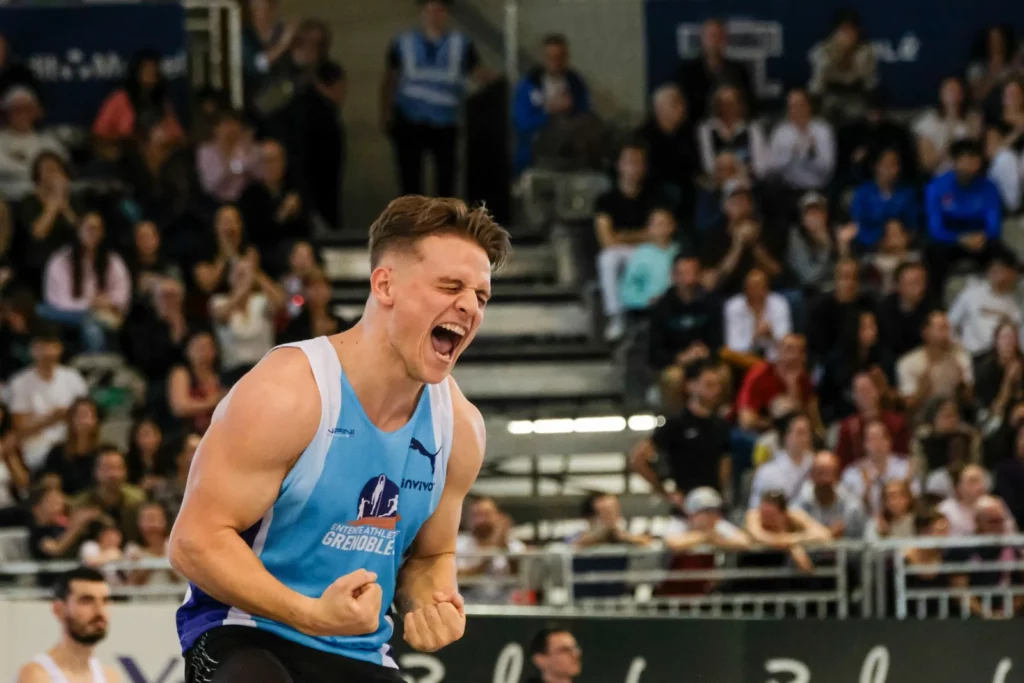 Le perchiste Thibaut Collet pousse un cri de joie en serrant les poings après un saut victorieux