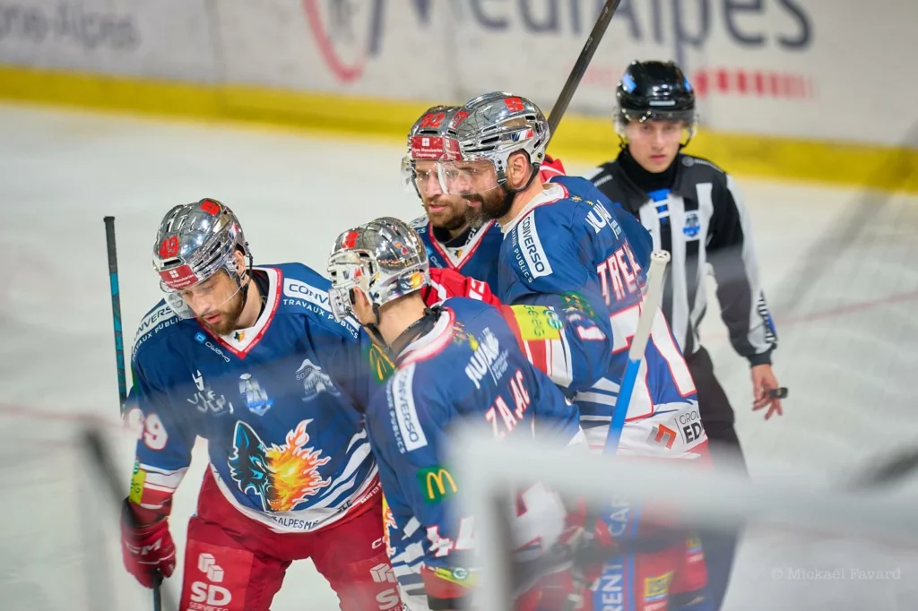 L'équipe de Brûleurs de Loups se congratule après un but, avec le capitaine Sacha Treille,et les attaquants François Duchemin et Christophe Boivin