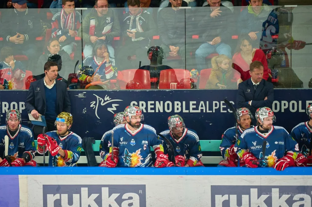 Le banc des Brûleurs de Loups, avec, à gauche, le nouvel entraîneur assistant Julien Baylacq