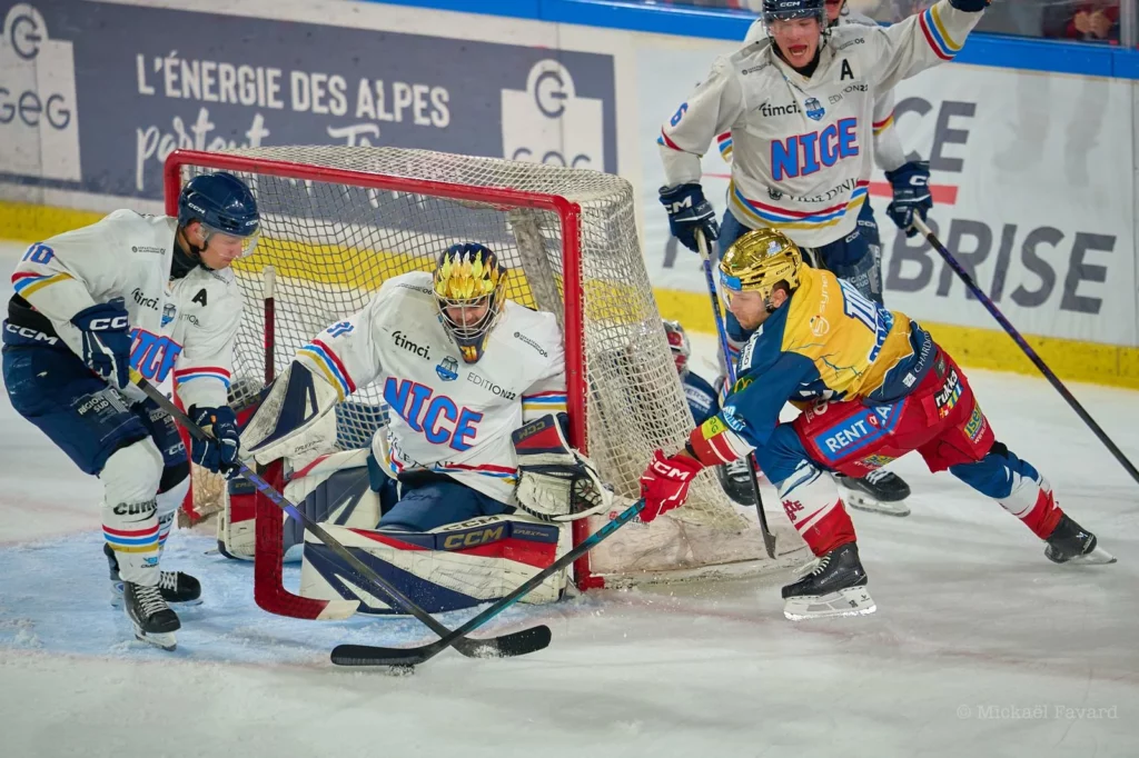 L'attaquant des Brûleurs de Loups de Grenoble Christophe Boivin et son casque d'or de meilleur marqueur, essaie d'inscrire un but devant la cage de Nice
