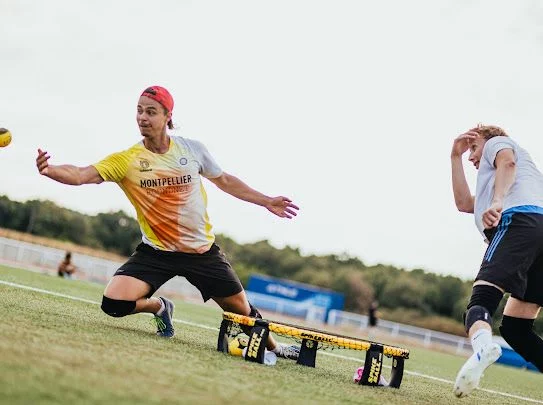 Roundnet player in action in Grenoble