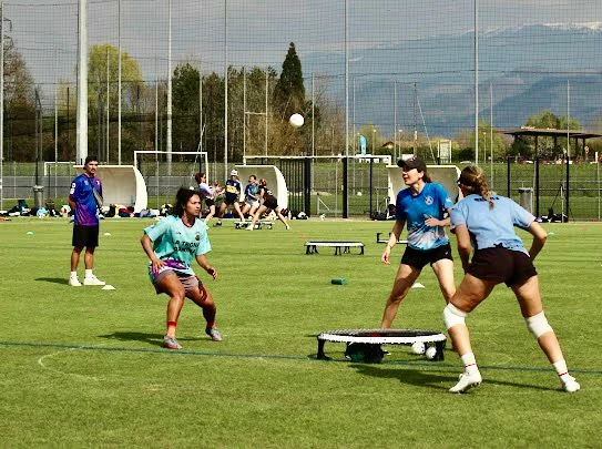 Roundnet players on the court