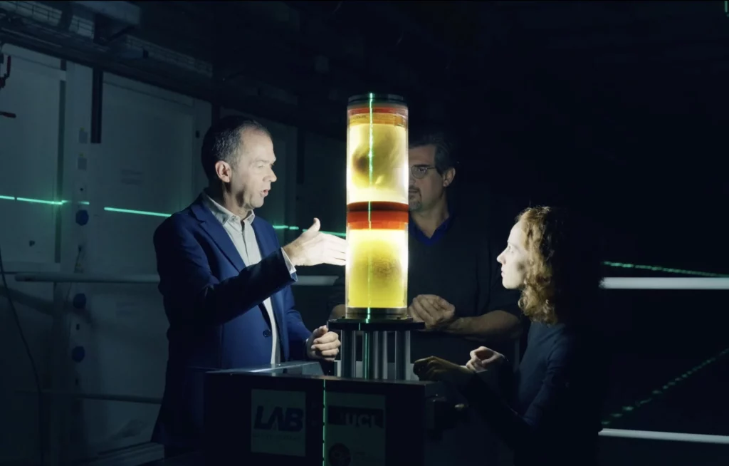 Peter Lee, Paul Tafforeau, ESRF et Claire Walsh, préparant un scan du cerveau et du coeur humain