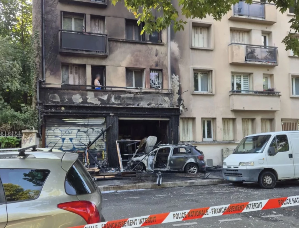 Voiture bélier cours de La Libération