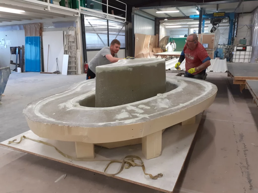 Dans l'atelier de la PME iséroise Rainbeau, des artisans travaillent sur un specimen en béton