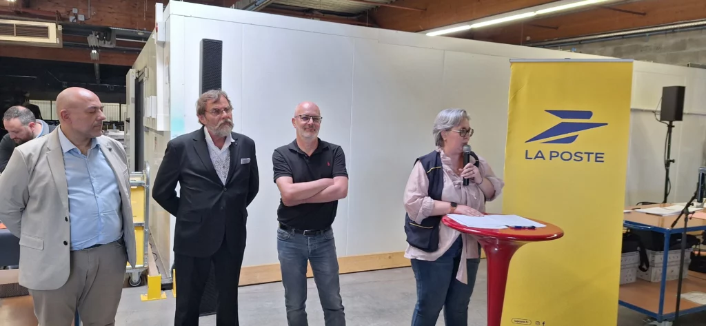 La cérémonie de prestation de serment des postiers est présidée par Marie Beaujard, directrice de la plateforme multi-flux de La Poste à Grenoble, s’est tenue en présence de Richard-Daniel Boisson, sous-préfet de l’arrondissement de la Tour-du-Pin, et du maire de Moirans, Gilles Julien.
