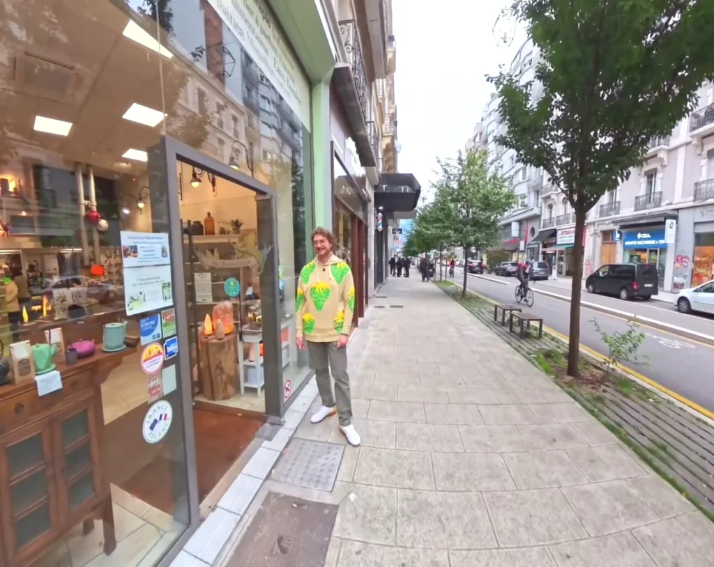 Le docteur en pharmacie Stéphane Rossi devant son herboristerie Au Temps des Fées