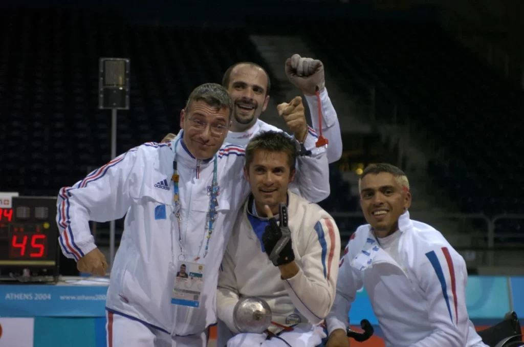 l'équipe de france d'épée aux jeux paralympiques d'Athènes, médaille d'oravec Alim Latrèche, Cyril Moré entre autres