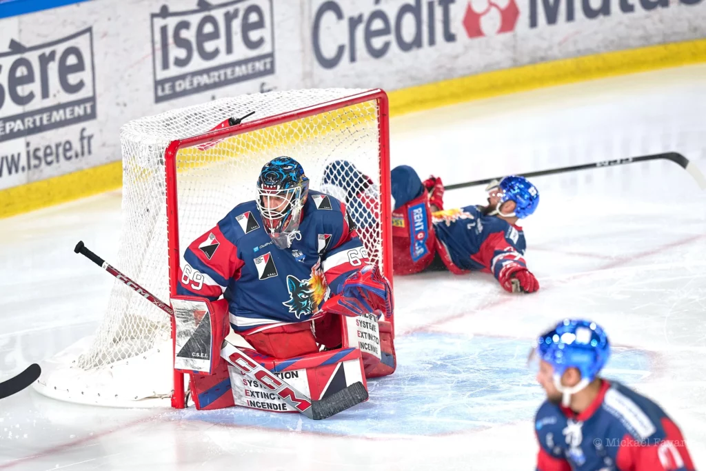 Le gardien des brûleurs de loups matira pintaric devant la cage pendant une demi-finale de hockey