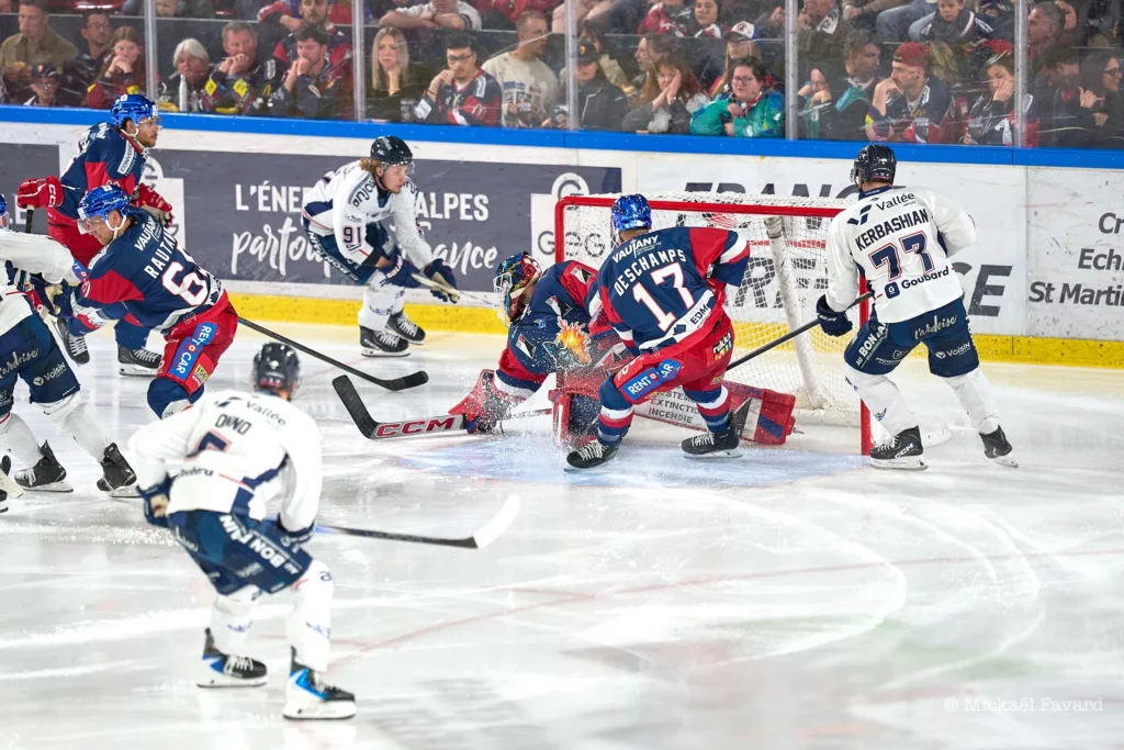 Les Brûleurs de Loups en match face à Angers, avec du trafic devant la cage du gardien Pintaric et l'attaquant Nicolas Deschamps