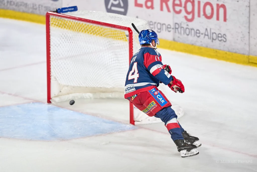 Un but des brûleurs de loups marqué par l'attaquant Christophe Boivin dans la cage vide