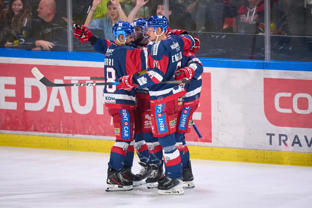 les brûleurs de loups célèbrent un but