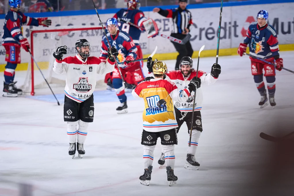 les boxers de bordeaux célèbrent après un but marqué contre grenoble