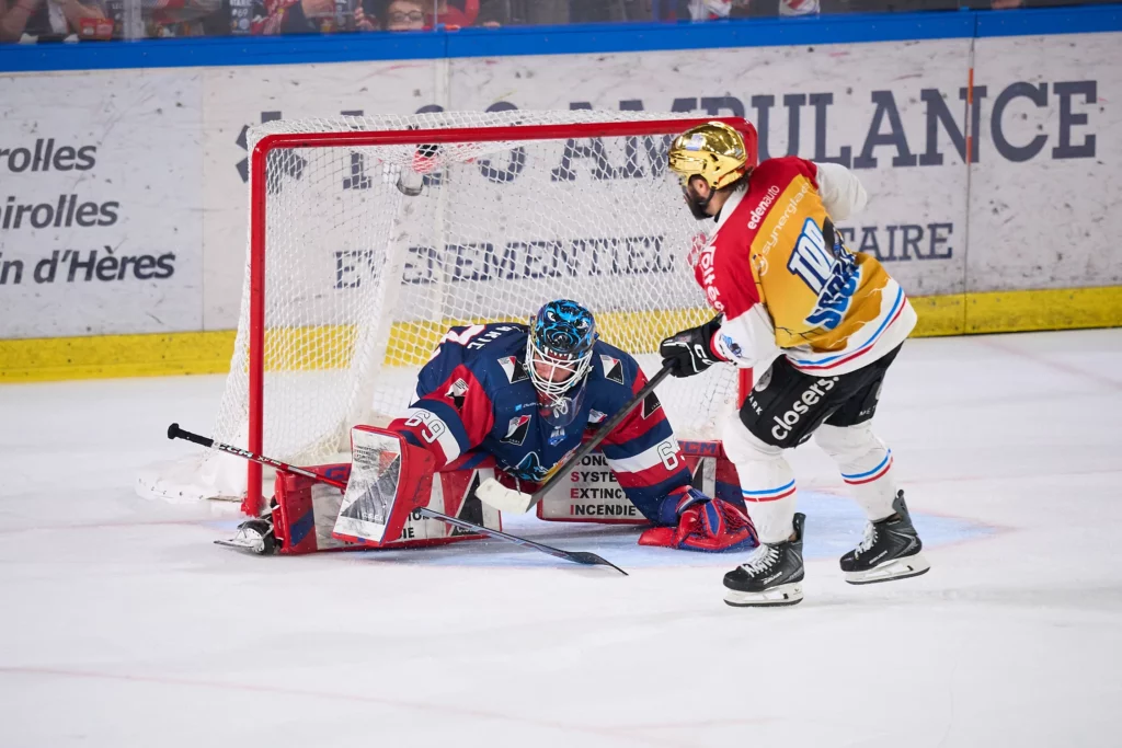 Matija Pintaric, gardien des brûleurs de loups, réalise un arrêt devant le buteur bordelais