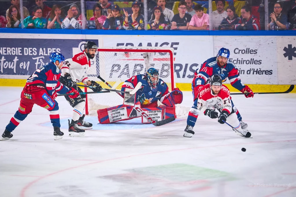 Les Brûleurs de Loups devant la cage du gardien Pintaric, en finale contre Bordeaux
