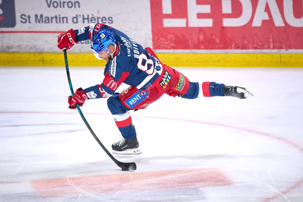 Le hockeyeur Christophe Boivin plie sa crosse en patinant pendant un match