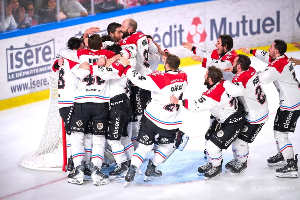 Les Boxers de Bordeaux célèbrent sur la glace après leur victoire en finale de Ligue Magnus