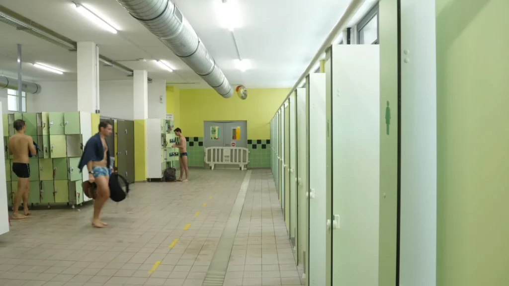 piscine Jean Bron ouverte en mars vestiaire