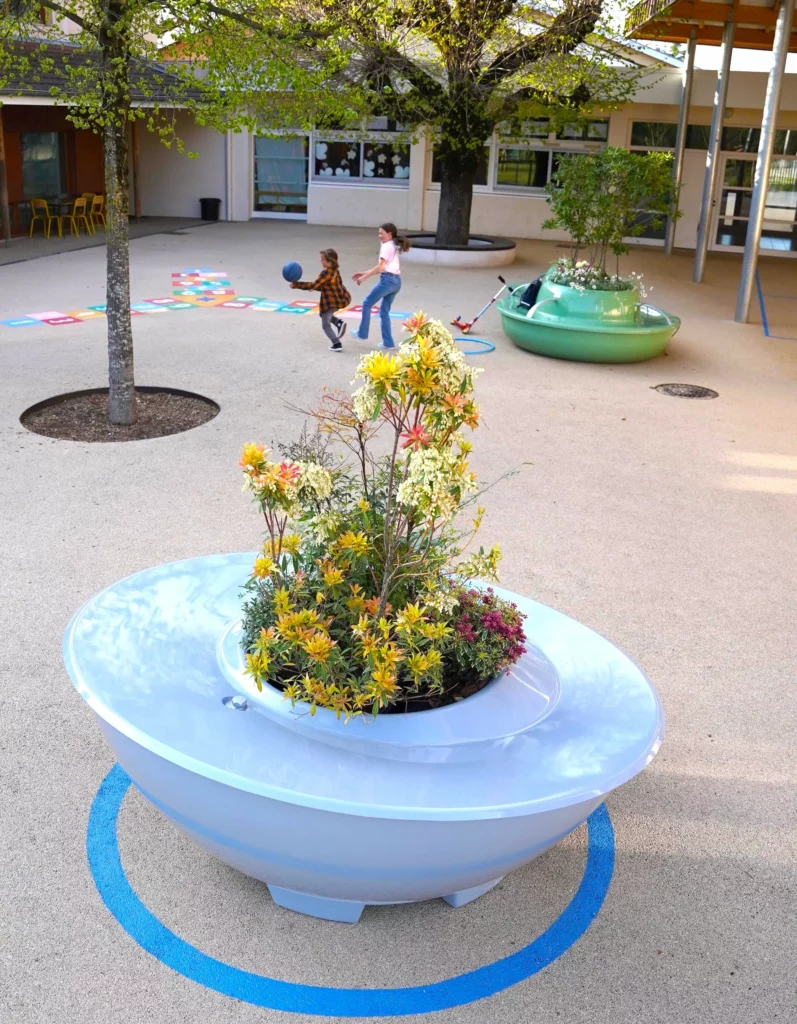 Une jardinière d'une cour d'école qui récupère les eaux de pluie