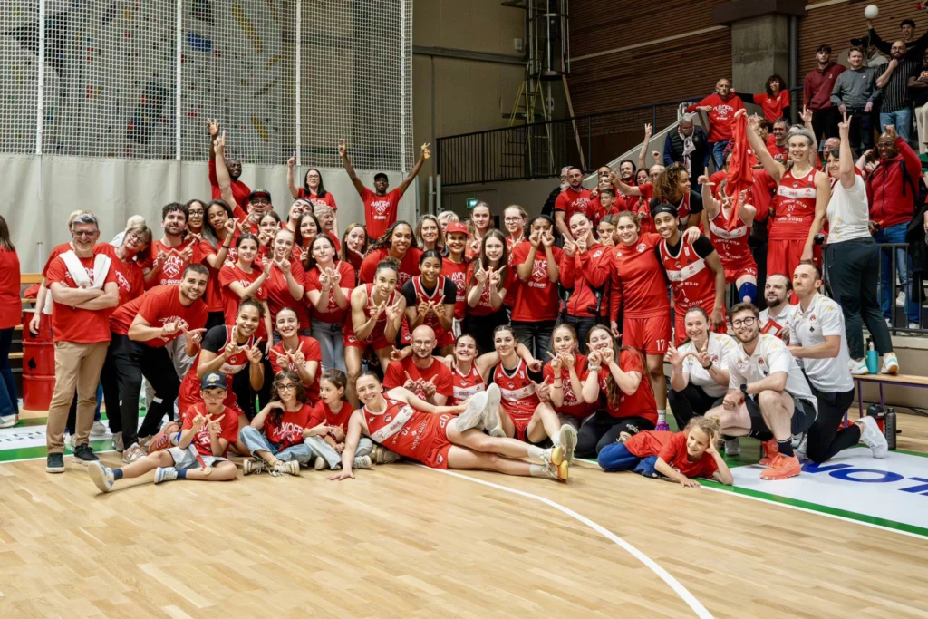 Tout le club de basket du BCTMprend la pose à la fin d'un match