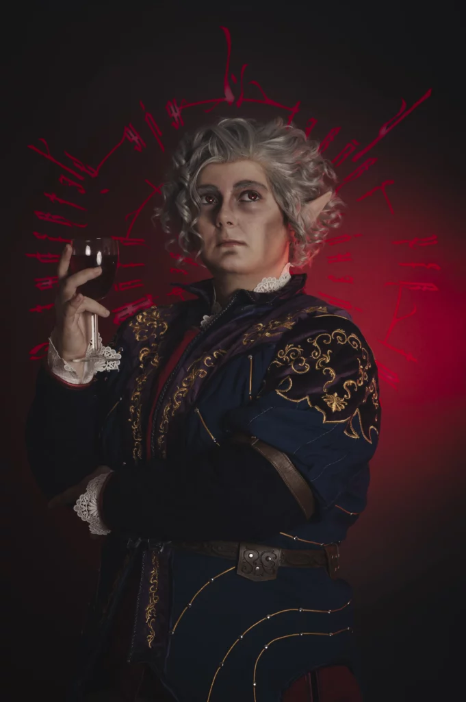 un cosplayer dans le costume d'astarion
