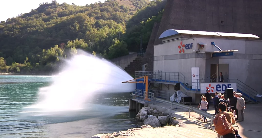 lâcher d'eau au barrage EDF sur le Drac