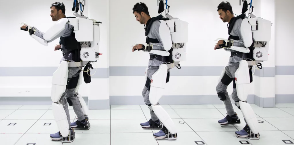 un patient paralysé remarche grâce à un exosquelette et un dispositif de connexion entre le cerveau et la motricité