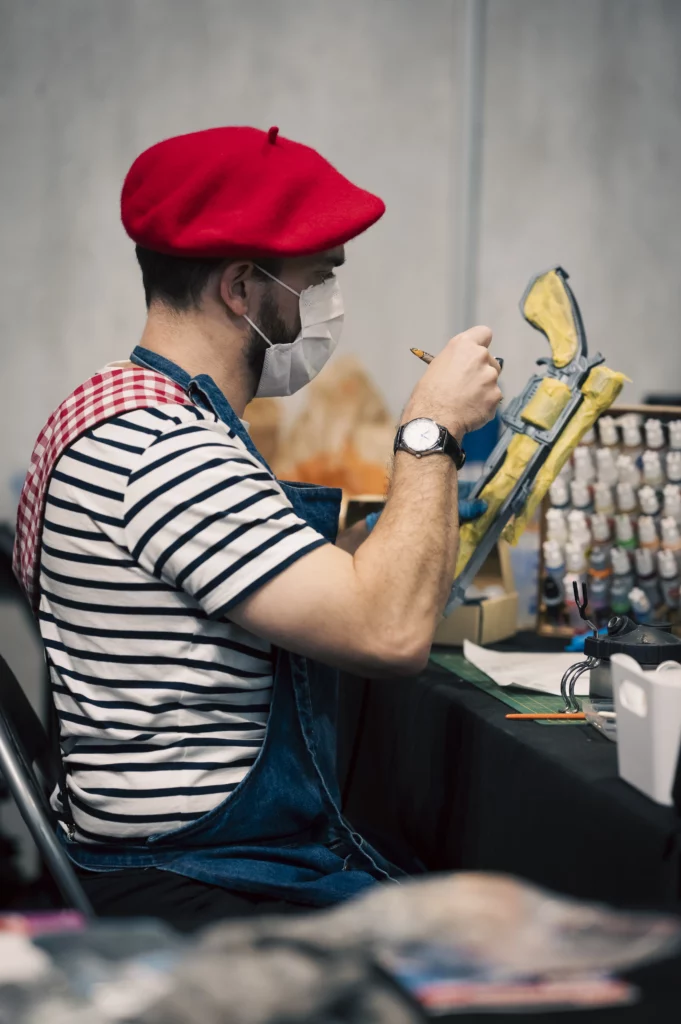 Un cosplayer en train de créer un costume