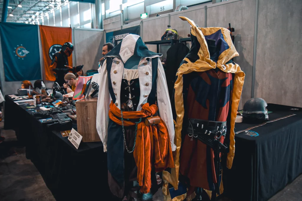 des costumes sur un stand de cosplay