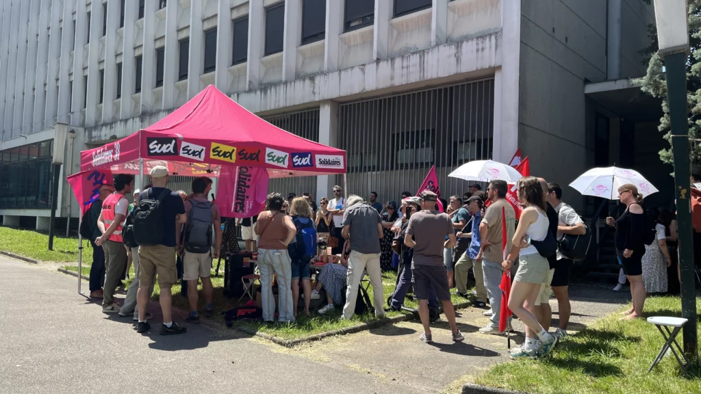Des représentants syndicaux et inspecteurs du travail manifestent devant l'hotel de police de grenoble pour soutenir deux de leurs collègues