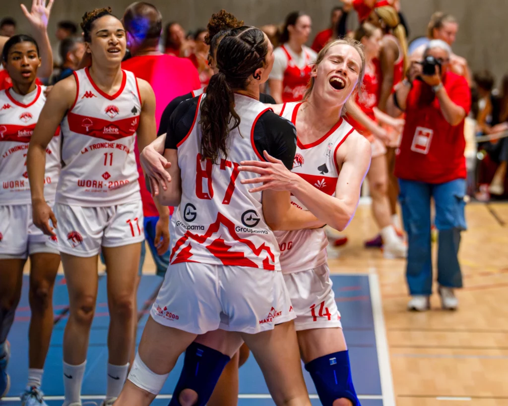 Des joueuses du BCTM se congratulent pendant un match