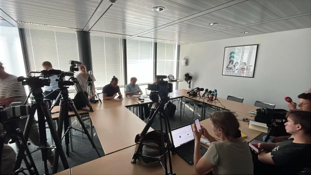 journalistes en conférence de presse au palais de justice