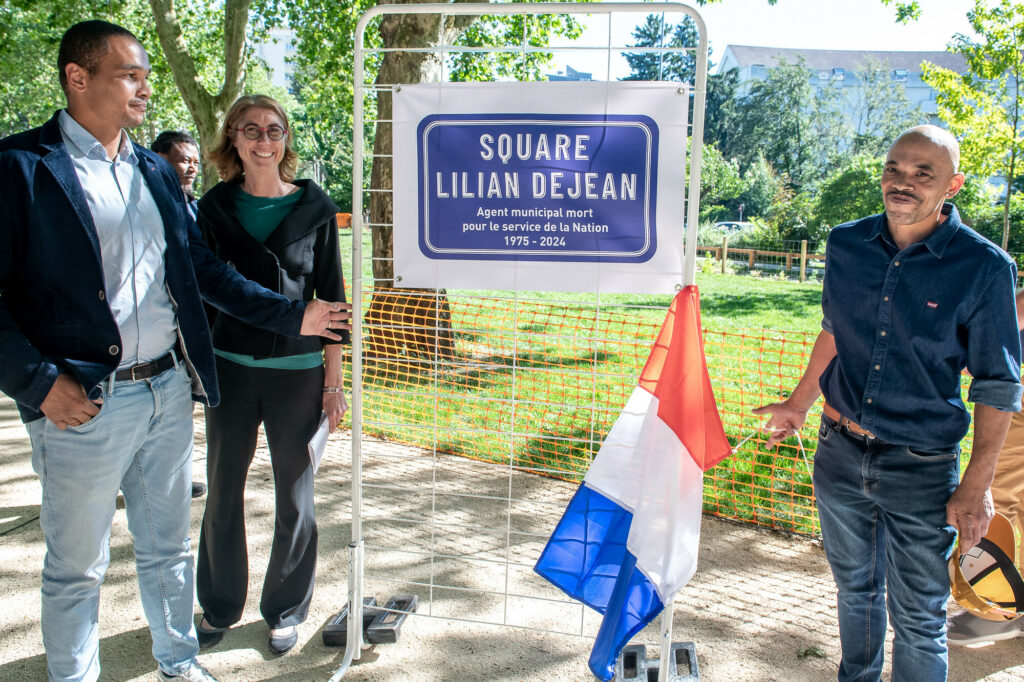 la plaque du nouveau square Lilian Dejean à grenoble est dévoilé par la maire de grenoble LAurence Ruffin et par les frères de Lilian Dejean, avec le square en arrière-plan