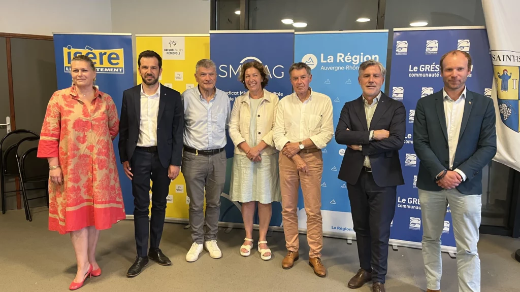 les présidents des collectivités, maires des communes posent avec bernard thevenet pour la présentation du tour auvergne rhone alpes 2026
