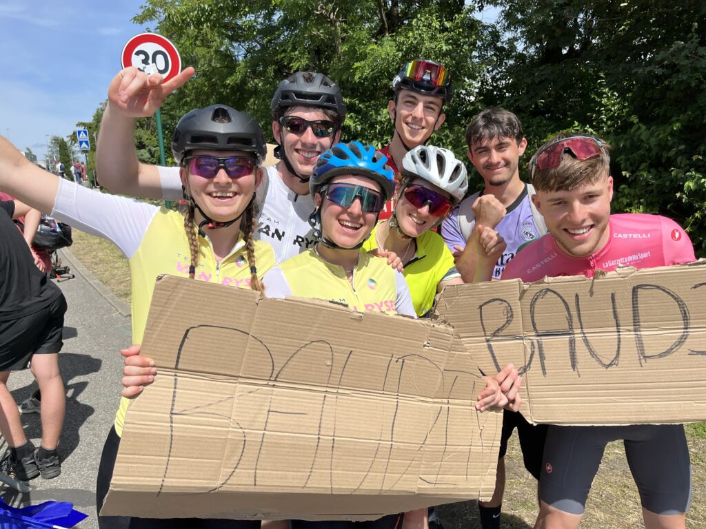les supporters d'Alex baudin au tour auvergne rhone alpes