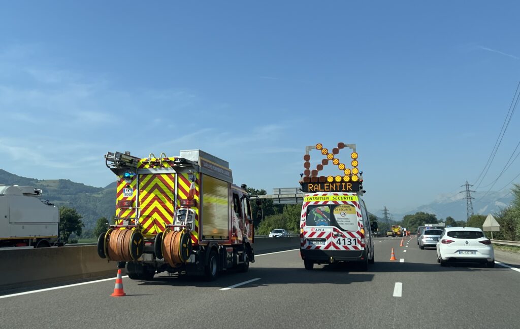 Des véhicules de secours, sapeurs-pompiers et samu sur l'autoroute avec deux voies neutralisées après un accident