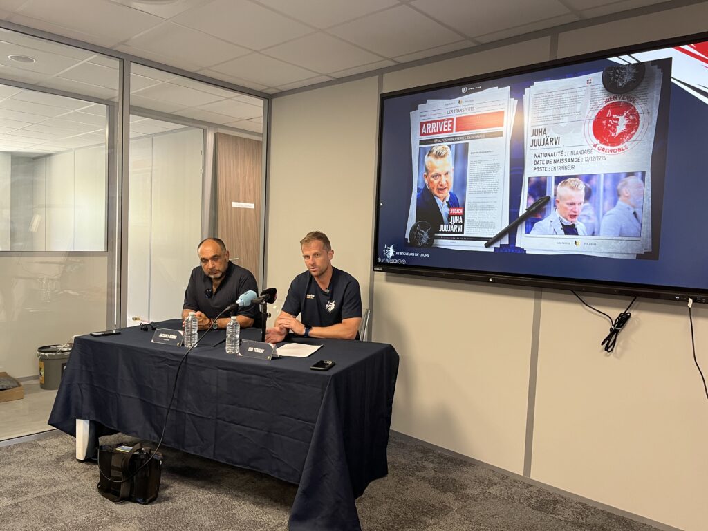 Le directeur sportif des bruleurs de loups Edo Terglav avec le président jacques reboh à table en conférence de presse