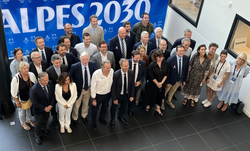 Toute l'équipe d'organisation des JO Alpes françaises 2030, photo de groupe