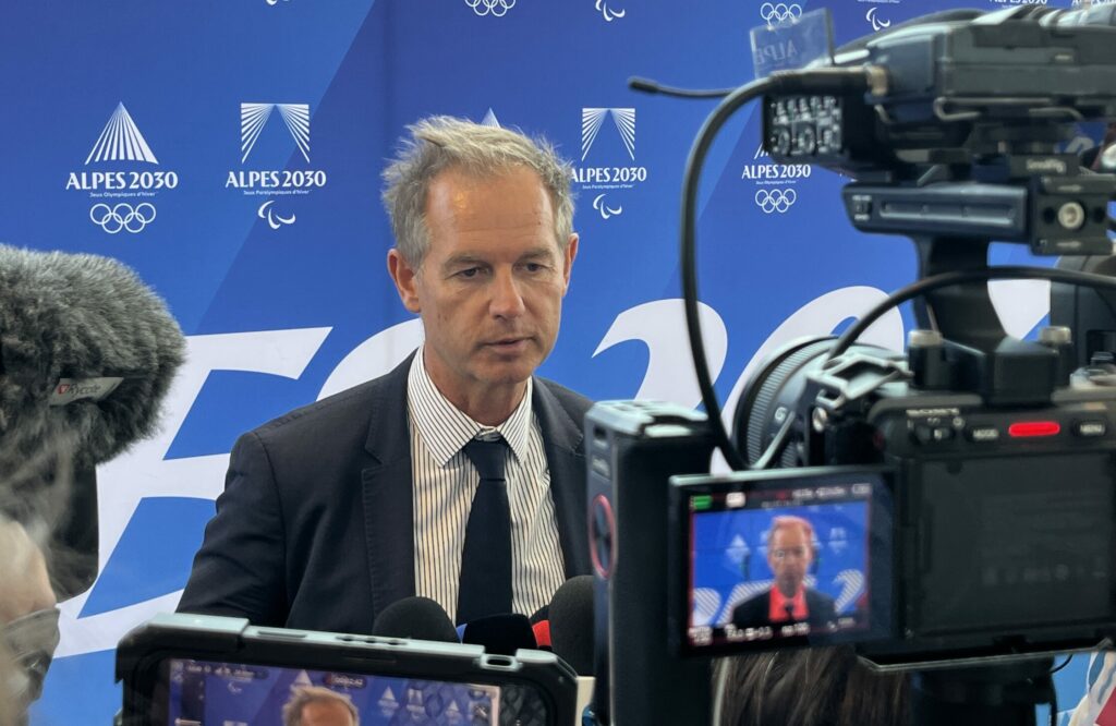 Le président du comité d'organisation des jeux olympiques et paralympiques alpes françaises 2030 Edgar Grospiron devant les caméras