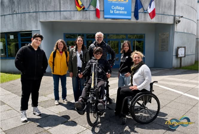 des collégiens en situation de handicap testent le vélo tandem au collège de la garenne à voiron avec l'association dynamoov