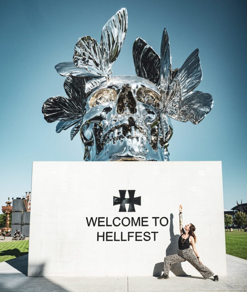 Elsa Rossetto devant la statue géante d'un crâne de métal au Hellfest