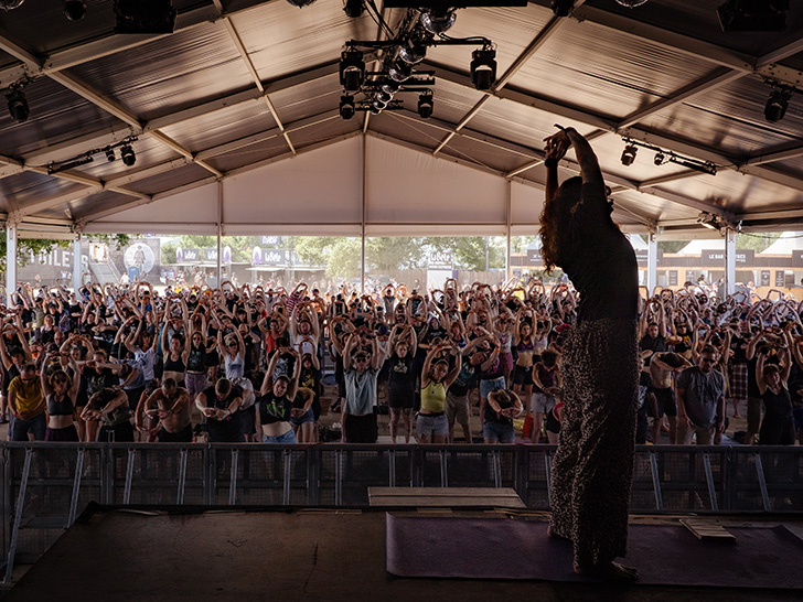 Elsa Rossetto en train d'enseigner un cours de yoga metal au hellfest avec un nombreux public