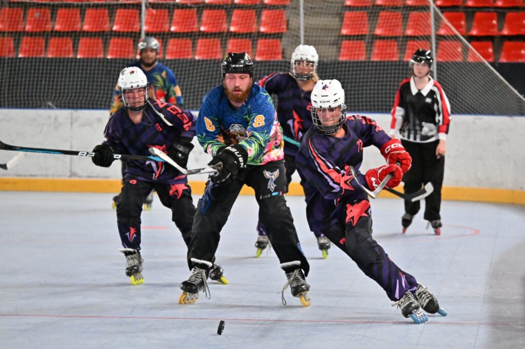 Des joueurs de rouler-hockey pendant la yeti's cup à la patinoire Pole Sud